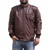 Herrenmode Lammnappa-Lederjacke in Braun. Sehr weiches Material für hohen Tragekomfort. Vorderansicht der Herren-Lederjacke in Braun. Mit elegantem Frontreißverschluss und strategisch platzierten Taschen. Aus feinstem Lammnappa-Leder gefertigt, bietet sie unvergleichlichen Komfort und Luxus. Jetzt bestellen – ein Statement für Stil und Kultur