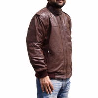 Herrenmode Lammnappa-Lederjacke in Braun Heben Sie sich ab mit der Herrenmode-Lammnappa-Lederjacke in Braun. Für den anspruchsvollen Gentleman entworfen, mit Frontreißverschluss und mehreren Taschen für zusätzlichen Komfort. German Wear – ein echtes Beispiel für hochwertige Verarbeitung und Stil.