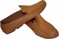 Ein Paar Herren-Freizeitschuhe in Senffarbe aus 100 % Nubukleder. Mit robuster Gummisohle, runder Kappe, Fersenschutz und weichem Lederfutter für ganztägigen Komfort – ein Beispiel hochwertiger deutscher Handwerkskunst.