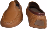 Ein Paar handgefertigte Mokassin-Lederschuhe mit robuster Gummisohle und runder Kappe, für ganztägigen Komfort. Innen weich mit Leder gefüttert, Fersenschutz für zusätzliche Haltbarkeit. Online erhältlich – sichern Sie sich jetzt Ihr Paar!