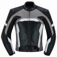 Die Herren-Motorradjacke aus Rindsleder in Grau wird in der Vorderansicht präsentiert. Sie verfügt über zwei Fronttaschen mit verdeckten Reißverschlüssen sowie eine Innentasche, was dem Design sowohl Stil als auch Funktionalität verleiht.