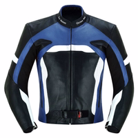 Die Herren-Motorradjacke aus Rindsleder in Dunkelblau wird in der Vorderansicht präsentiert. Sie verfügt über zwei Fronttaschen mit verdeckten Reißverschlüssen sowie eine Innentasche und verbindet so Stil mit Funktionalität.