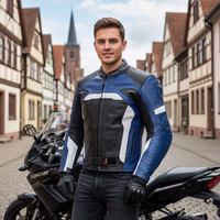Motorrad-Lederjacke mit Protektoren an Armen und Schultern, getragen vor einem Motorrad.