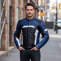 Motorrad-Lederjacke mit Frontreißverschluss und Taillengürtel, getragen von einem Mann auf einem Bürgersteig in der Stadt.