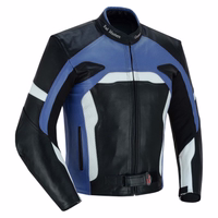 Die dunkelblaue Herren-Motorrad-Lederjacke wird in einer Front-Seitenansicht präsentiert. Sie verfügt über abnehmbare Protektoren an Armen, Schultern und Rücken für erhöhte Sicherheit. Außerdem sind die erweiterten Ärmel