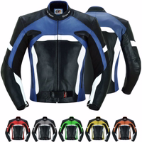In Dunkelblau bietet die Motorradjacke aus Rindsleder Vorder- und Rückansicht und ist mit Schulter-, Ellbogen- und Rückenprotektoren für optimale Sicherheit ausgestattet.