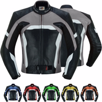 In Grau bietet die Motorradjacke aus Rindsleder Vorder- und Rückansicht und ist mit Schulter-, Ellbogen- und Rückenprotektoren für optimale Sicherheit ausgestattet.