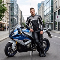 Motorrad-Lederjacke mit Protektoren an Armen und Schultern, getragen vor einem Motorrad.