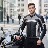 Motorrad-Lederjacke mit Frontreißverschluss und Taillengürtel, getragen vor einem Motorrad.