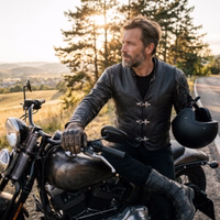 Lifestyle-1--2--1630-GW687-Black-motorradweste--lederweste--motorradweste--lederweste--biker-weste-Motorradwesten--Motorradweste--Leder--Premium--antike-braune-Bikerweste--Motorradbekleidu.jpg