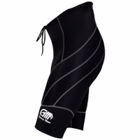 Herren-Radshorts Schwarz/Grau Seitenansicht eleganter Radshorts aus 100 % Elastan mit Lederpolsterung. Ausgestattet mit Coolmax-Technologie für überlegenen Komfort und Leistung. Mit deutschem Markenlogo und Schriftzug auf der linken Seite, ideal für intensive Fahrten.