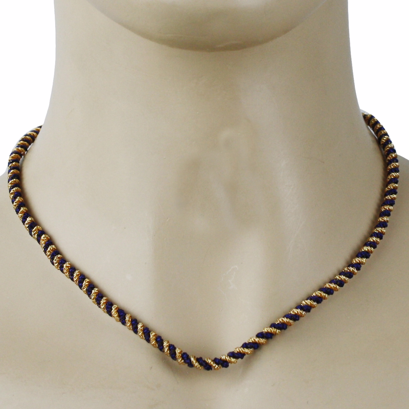 German Wear Bayerische Traditionelle Kordelkette Vorderansicht mit weißem German Wear Bayerischer Traditioneller Kordelkette zeigt eine handgefertigte blau goldene Metallkordel für Trachten und Oktoberfest Schmuck jetzt online kaufen