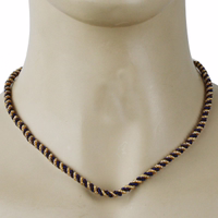 German Wear Bayerische Traditionelle Kordelkette Vorderansicht mit weißem German Wear Bayerischer Traditioneller Kordelkette zeigt eine handgefertigte blau goldene Metallkordel für Trachten und Oktoberfest Schmuck jetzt online kaufen