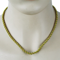 German Wear Traditioneller Kordelkette-Anhänger Vorderansicht mit weißer Statue German Wear Traditional Cord Chain Pendant mit handgefertigter gold und grüner gedrehter Kordel für bayerische Trachten mit elegantem Metalldesign jetzt online kaufen