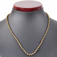German Wear Traditionelle Kordelkette / Halskette Vorderansicht der German Wear Traditionellen Kordelkette auf schwarzer Statue, mit elegant gedrehter Schwarz Gold Metallkordel für Trachtenanhänger. Ideal für traditionelle Outfits jetzt kaufen
