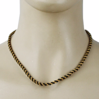 German Wear Traditionelle Kordelkette / Halskette Vorderansicht einer handgefertigten German Wear Traditionellen Kordelkette in Schwarz und Gold, aus gedrehtem Metall für Trachten oder bayerische Kleidung. Perfekt für Oktoberfest jetzt online kaufen