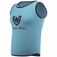 German Wear 6er-Pack Fußball-Leibchen in Mittelblau, aus hochwertigem Mikropolyester mit Air-Mesh-Gewebe und D-Ausschnitt – sorgt für leichten, strapazierfähigen und flexiblen Sitz, ideal für Teamtraining. Jetzt kaufen!