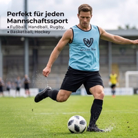 6 mittelblauTrainingsleibchen, gestapelt, mit sichtbarem Mesh-Stoff und kurzen Ärmeln.