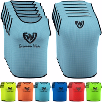 Vorder- und Rückansicht der German Wear 6er-Pack Fußball-Leibchen in Mittelblau, aus atmungsaktivem Polyester-Mesh mit kurzen Ärmeln und elastischer Passform – ideal für Fußballtraining und Teamsport. Jetzt online kaufen!