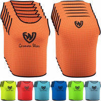 Vorder- und Rückansicht der German Wear 6er-Pack Fußball-Leibchen in Orange, aus atmungsaktivem Mesh-Polyester mit kurzen Ärmeln und elastischer Passform – ideal für Fußballtraining und Multisport-Einheiten. Jetzt online kaufen!