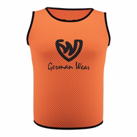 Vorderansicht der German Wear 6er-Pack Fußball-Leibchen in Orange, aus leichtem Mikropolyester-Mesh für Komfort und Langlebigkeit – ideal für Fußballtraining und Teamsport-Ausrüstung. Jetzt kaufen!