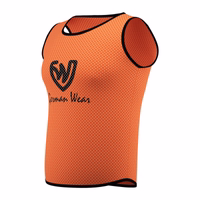 Seitenansicht der German Wear 6er-Pack Fußball-Leibchen in Orange mit D-Ausschnitt, kurzen Ärmeln und leichtem Mesh-Gewebe – ermöglicht freie Bewegung beim Fußballtraining und Teamsport. Jetzt kaufen!