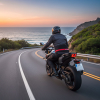 Schwarzer Neopren-Nierengurt Motorradfahrer auf einer Küstenstraße bei Sonnenuntergang, trägt einen schwarzen Nierengurt mit einem auffälligen roten horizontalen Streifen.