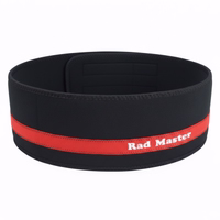 Schwarzer Neopren-Nierengurt Schwarzer Neopren-Nierengurt mit einem zentralen roten horizontalen Streifen und dem „Rad Master“-Logo sowie Klettverschluss.