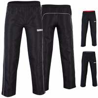 Anzughosen, Sporthosen, Jogginghosen Vorder- und Rückansicht der Omka OK202T Sporthose in Schwarz und Rot, mit schlankem Design, weißen Paspeln und elastischem Bund für bequemen Sitz.