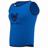 Seitenansicht der German Wear 10er-Pack Fußball-Westen in Königsblau mit leichtem Air-Mesh-Gewebe, elastischem Komfort und weichen Kurzärmeln – einfach waschbar und langlebig für intensiven Sporteinsatz. Jetzt kaufen!