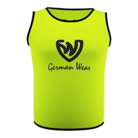 Vorderansicht der German Wear 10er-Pack Fußball-Leibchen in Gelb, aus hochwertigem Air-Mesh-Gewebe mit kurzen Ärmeln, elastischer Passform und weichem, komfortablem Material – ideal für Fußballtraining. Jetzt online shoppen!
