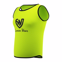 Seitenansicht der German Wear 10er-Pack Fußball-Leibchen in Gelb mit leichtem Air-Mesh-Design, bequemen Kurzärmeln – einfach zu waschen und ideal für Fußball- oder Teamsport-Training. Jetzt online shoppen!