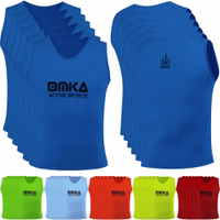 OMKA 6er-Pack Sport-Leibchen Vorder- und Rückansicht des OMKA 6er-Sets Sportkönigsblauer Bib zeigt leichte, atmungsaktive Polyester-Mesh-Trikots mit D-förmigem Ausschnitt für maximalen Komfort beim Sport. Jetzt kaufen.