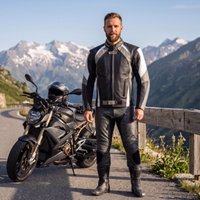lifestyle-2--3--172108176-GW415J-Modische-Bikerjacke---Rindsleder---Leder-Reitjacke--Unfallschutz---strapazierfaehiges-Leder--Motorradjacke-kombinieren-GW415J.jpg lifestyle-2--3--172108176-GW415J-Modische-Bikerjacke---Rindsleder---Leder-Reitjacke--Unfallschutz---strapazierfaehiges-Leder--Motorradjacke-kombinieren-GW415J.jpg