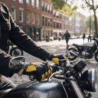Nahaufnahme von Motorradhandschuhen aus Leder und Mesh an den Händen eines Motorradfahrers, der im Freien den Lenker eines Motorrads umklammert