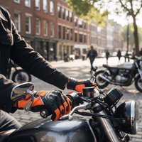 Nahaufnahme von Motorradhandschuhen aus Leder und Mesh an den Händen eines Motorradfahrers, der im Freien den Lenker eines Motorrads umklammert