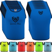Vorder- und Rückansicht der German Wear 12er-Pack Fußball-Westen in Gelb aus atmungsaktivem Dual-Mesh-Polyester. Leicht, weich und strapazierfähig – perfekt für Fußball-, Basketball-, Rugby- und Handballtraining. Jetzt kaufen!