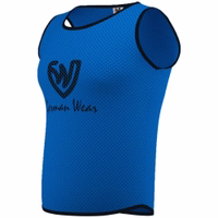 Seitenansicht der German Wear 12er-Pack Fußball-Westen in Königsblau aus weichem, atmungsaktivem Polyester-Mesh – leichtes Material für freie Bewegung und Belüftung beim Fußball-, Rugby- und Basketballtraining. Jetzt sichern!