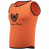 German Wear 12er-Pack Fußballtrikots Seitenansicht der German Wear 12er-Pack Fußball-Westen in Orange aus atmungsaktivem, leichtem Polyester mit weicher Mesh-Belüftung – entwickelt für professionelles Training und Schulmannschaften. Jetzt sichern!