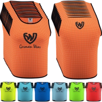 German Wear 12er-Pack Fußballtrikots Vorder- und Rückansicht der German Wear 12er-Pack Fußball-Westen in Orange aus atmungsaktivem Dual-Mesh-Polyester. Leicht, langlebig und weich – ideal für Fußball-, Basketball- und Handballtraining. Jetzt kaufen!