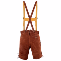 Rückansicht einer Trachten-Kurzlederhose mit Hosenträgern, Gürtelschlaufe, seitlicher Messertasche und verstellbarer Rückenschnürung. Diese hochwertige Modehose vereint Tradition und Stil. Online erhältlich.