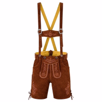 Vorderansicht einer Herren-Kurzlederhose in Kastanienbraun mit Hosenträgern und Gürtelschlaufen. Diese Lederhose im deutschen Stil ist mit einer seitlichen Messertasche für zusätzliche Funktionalität ausgestattet.