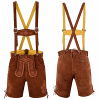 Vorder- und Rückansicht einer kurzgeschnittenen Kniebundhose aus kastanienbraunem Wildleder. Hergestellt aus 100 % Wildleder mit verstellbarer Länge und seitlichen Messertaschen. Deutsche Handwerkskunst. Mit Hosenträgern für einen klassischen Akzent. Kurzh