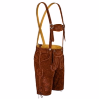 Seitenansicht einer Herren-Lederhose in Kastanienbraun mit Hosenträgern. Diese traditionelle deutsche Trachtenlederhose verfügt über eine seitliche Messertasche und Gürtelschlaufen und repräsentiert klassische deutsche Trachtenmode.