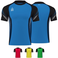 Omka Teamwear Fußballtrikot 100 % Polyester Vorder- und Rückansicht eines blauen Omka Sporttrikots mit schwarzen Akzenten. Das kurzärmelige Rundhals-Shirt aus 100 % Polyester ist besonders langlebig, verfügt über einen Frontkordelzug und zeigt ein modernes Punktmuster.