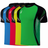 Omka Teamwear Fußballtrikot 100 % Polyester Omka Sportshirt in Grün, Blau, Rot und Gelb. Rundhalsausschnitt, kurze Ärmel und gepunktetes Muster. Hergestellt aus 100 % Polyester für hervorragende Schweißabsorption. Ideal als Fußballtrikot oder Sportbekleidung.