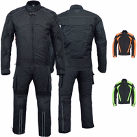 Vorder- und Rückansicht des schwarzen BULLDT-Motorradanzugs. Steigern Sie Ihr Fahrerlebnis: Cordura-Polyester 600D für hohe Strapazierfähigkeit, abnehmbare Steppfütterung. Vielseitige Funktionalität – ideal für Fahrer, die multifunktionale Lösungen suchen.