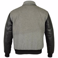Die graue Herren-Motorrad-Lederjacke wird in Vorderseitenansicht präsentiert. Mit herausnehmbaren Protektoren an Armen, Schultern & Rücken für mehr Sicherheit. Erweiterte Ärmel sind ideal, um Handschuhe bequem zu tragen.