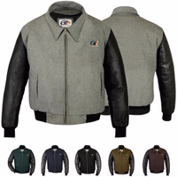 Die graue Herren-Motorrad-Collegejacke wird in Vorder- & Rückansicht präsentiert und unterstreicht ihr stilvolles Design. Mit Ärmeln aus 100 % Lammnappa-Leder gefertigt, vereint sie luxuriöse Eleganz und hohe Langlebigkeit.