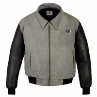 Die graue Herren-Motorrad-Collegejacke in Vorderansicht. Gefertigt aus 100 % Acryl mit gestepptem Polyesterfutter. Elastischer Bund und Ärmelbündchen mit Elasthan bieten hohen Tragekomfort und optimale Flexibilität.